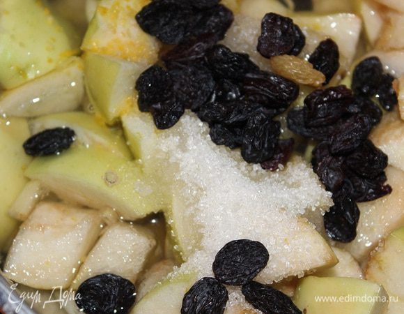 Палочки корицы крупно наломать и добавить к фруктам вместе изюмом и сахаром. 