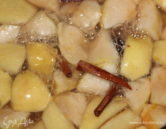 Довести до кипения, и накрыть крышкой и варить на маленьком огне 10 минут, чтобы фрукты стали мягкими, но не развалились.