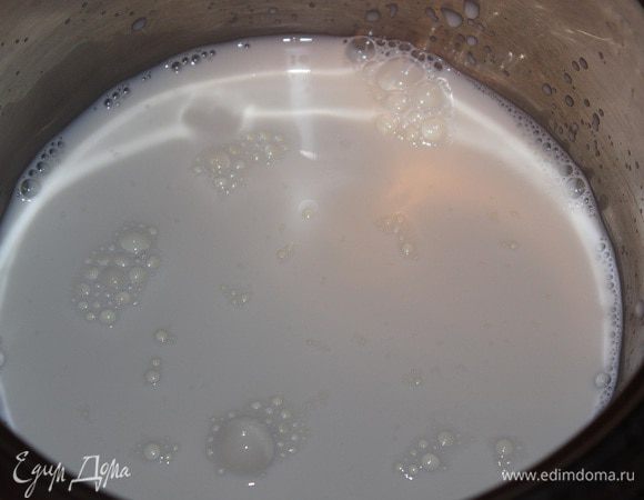 Молоко подогреть в кастрюльке до 40 гр., перемешать венчиком с йогуртом. 