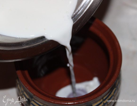 Можно конечно это сделать и не в духовке, а обернуть баночку или горшочек с йогуртом в полотенце и поставить на батарею на столько же часов. Остудить и хранить в холодильнике 3-4 дня.
Если у вас йогуртница, то можно приготовить и в ней, просто установите таймер. Приятного аппетита!