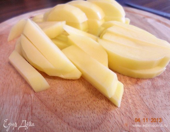 Картофель очистить, порезать достаточно крупными брусочками (фри).
