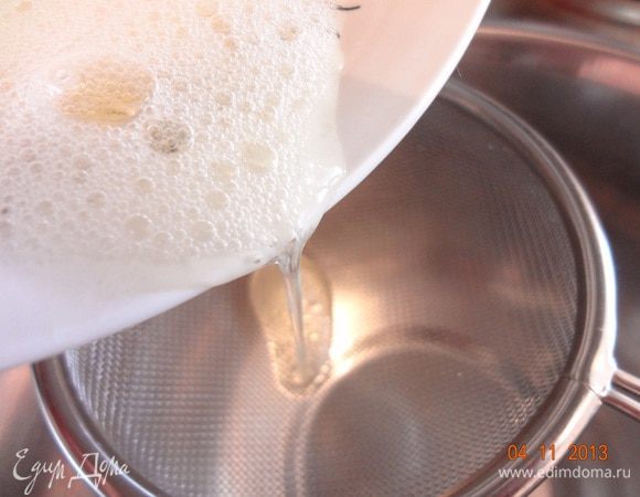 Яичный белок слегка взбить, не до пены! Перелить через сито в миску.