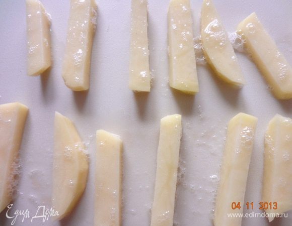 Выложить картофель в миску, перемешать хорошо с белком. Противень или большую форму застелить пергаментом или силиконовым ковриком для выпечки, ничем не смазывать! Выложить дольки картофеля на расстоянии друг от друга и отправить в разогретую до 200 С духовку. Время будет зависеть от толщины нарезки. У меня выпекался 25 минут. 