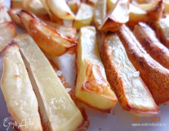 Готовый картофель должен быть с румяной корочкой и мягкий внутри. Не передержите в духовке! Выложить на блюдо и посыпать крупной морской солью, можно также добавить любимые приправы по вкусу. Дать полежать пару минут и можно кушать! Ни капли ЖИРА, только польза и вкус! 
Попробуйте предложить детям (большим любителям картофеля фри)))) оценят на 100%
