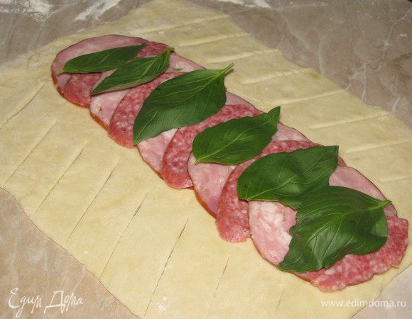 Закрыть листочками базилика.