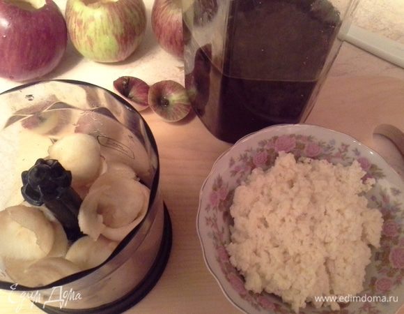 Приготовить начинку. Измельчить в блендере серендику от яблок (без косточек и твердых перегородок).