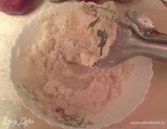 Соединить творог, мед, измельченные серединки яблок. Еще раз измельчить погружным блендером.