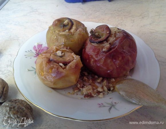 Подавать полив медом и посыпав не сильно измельченным грецким орехом. Хороши как в теплом так и в холодном виде. Приятного аппетита!