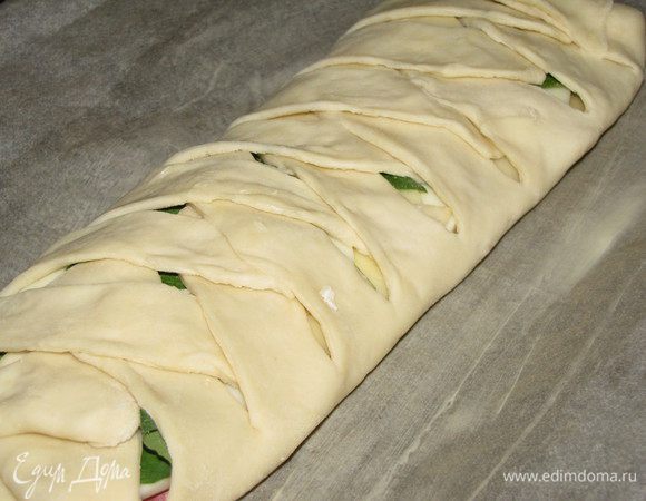 Переплести полоски  из теста так, чтобы получилась косичка.