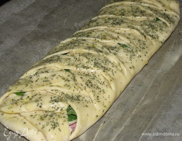 Выложить пирог на противень застеленный пергаментом. Смазать оливковым маслом и посыпать орегано. Поставить в духовку, разогретую до 200 град. в течении 15 минут или до зарумянивания.