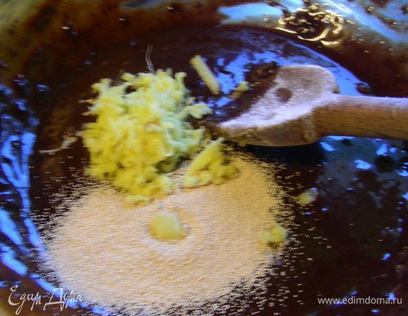 Слегка его остужаем и добавляем к нему желтки, молоко, сливки, сахарную пудру, дрожжи, муку и имбирь. Все перемешиваем лопаткой.
