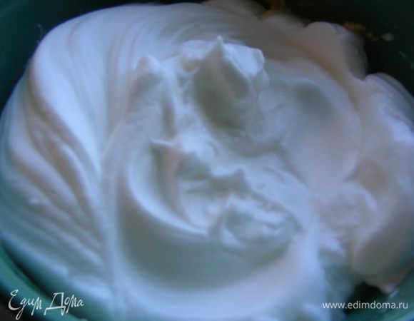 Белки взбиваем в крепкую пену.
