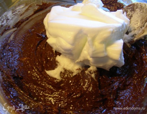 Вводим их по частям в шоколадное тесто, аккуратно перемешивая.
