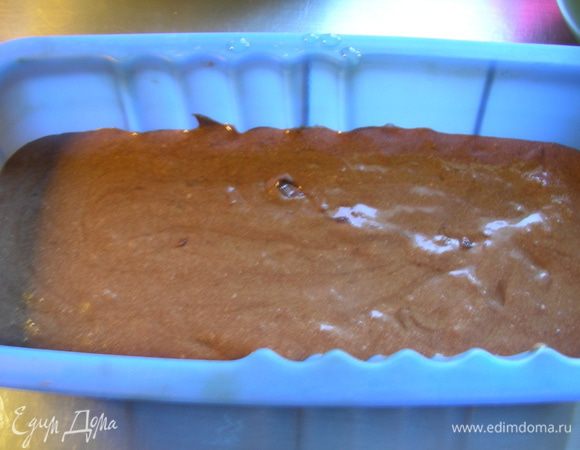 Переливаем его в форму для кекса и выпекаем 30-40 минут (ориентируйтесь по своей духовке). Готовность проверяем кончиком ножа. 

