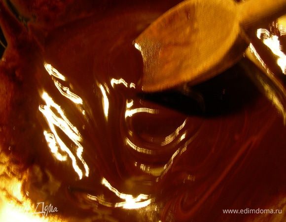 Для покрытия на водяной бане или в микроволновке растапливаем шоколад со сливочным маслом и водой. Перемешиваем для образования гладкой массы. Чуть ее остужаем, а затем наносим ее на шоколадные полосочки. Посыпаем сахарными украшениями. 
