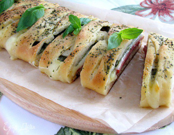 Пирог немного остудить и разрезать на кусочки. Есть горячим и холодным. Очень вкусно!