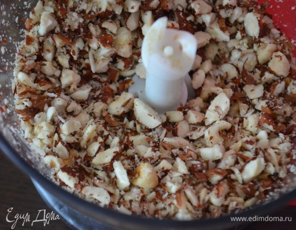 Орехи крупно нарубить в блендере.