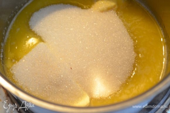 В ковш положить сахар, мед, масло и яйцо и растопить на водяной бане, пока масса не станет однородной.