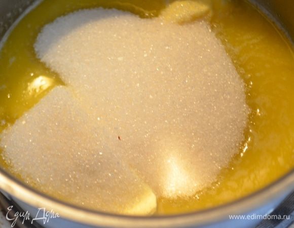В ковш положить сахар, мед, масло и яйцо и растопить на водяной бане, пока масса не станет однородной.
