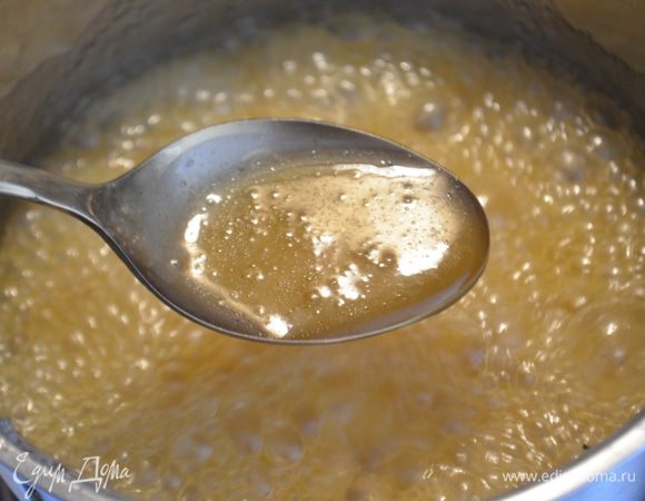Добавить специи,  соду и соль и при постоянно помешивании довести смесь до загустения. Будет как бы белая густая пена. 

