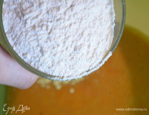 Массу снять с огня, добавить муку и орешки и размешать. Получится густое липкое тесто.
