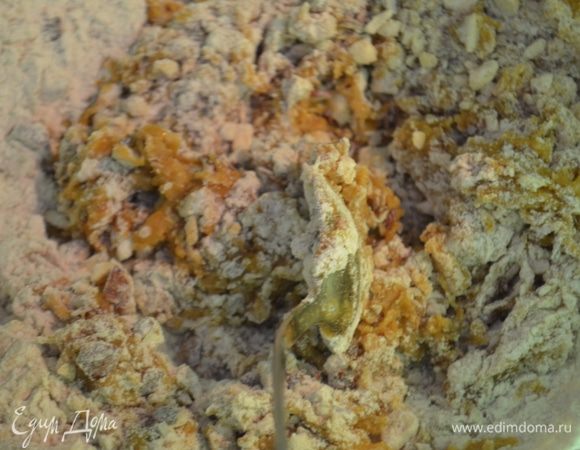 Мокрыми руками лепим шарики размером с грецкий орех и выкладываем на решетку пароварки. Между пряниками должно быть большое расстояние, так как они растут в размере очень сильно.
