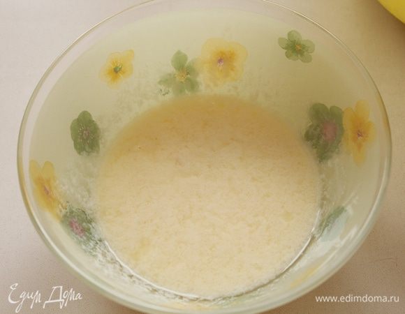 В отдельной чашке смешиваем кефир с яйцом.