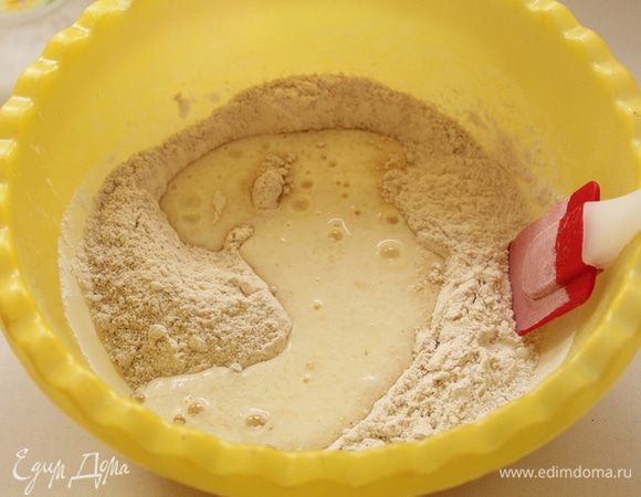 Соединяем мучную часть с кефиром.