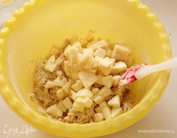 Добавляем порезанные и очищенные яблоки.