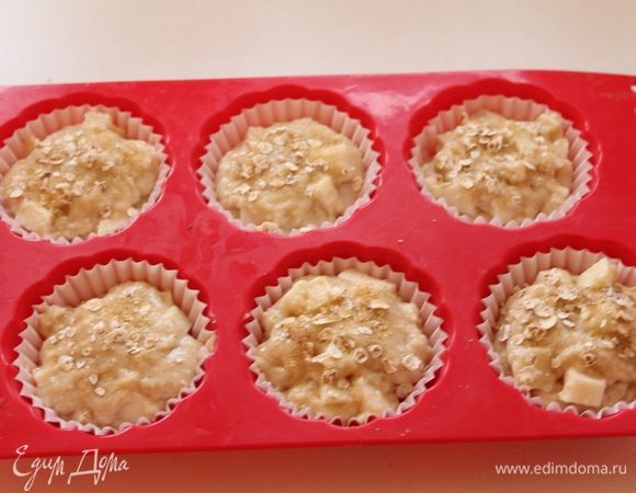 Выложить в формочки, сверху посыпать хлопьями и коричневым сахаром.