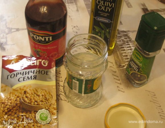 Готовим соус: положить все ингридиенты для соуса в банку с завинчивающейся крышкой и сильно встряхивать полминуты, чтобы все хорошенько перемешалось. Попробовать, и добавить соль/ перец/ приправы по вкусу, если необходимо.