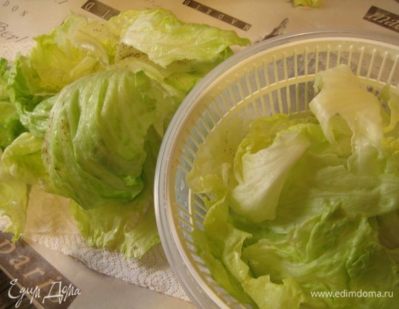 Листья салата вымыть, обсушить и нарвать руками в салатник.