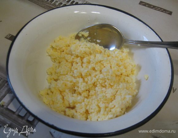 Яйцо протереть через сито (я воспользовалась блендером).