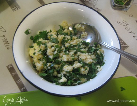 Петрушку мелко нарезать и перемешать с яйцом. Добавить по вкусу соль и перец.