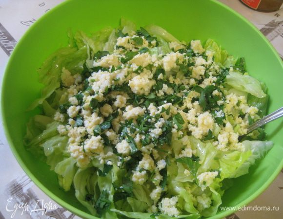 Перед самой подачей к столу перемешать салатные листья с соусом и посыпать смесью яйца и петрушки. Салат готов! Можно угощаться)))