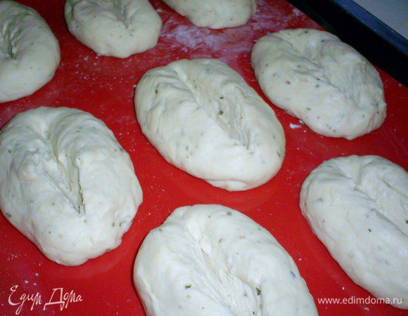 Затем на каждом батончике острым ножом делаем продольный глубокий разрез.