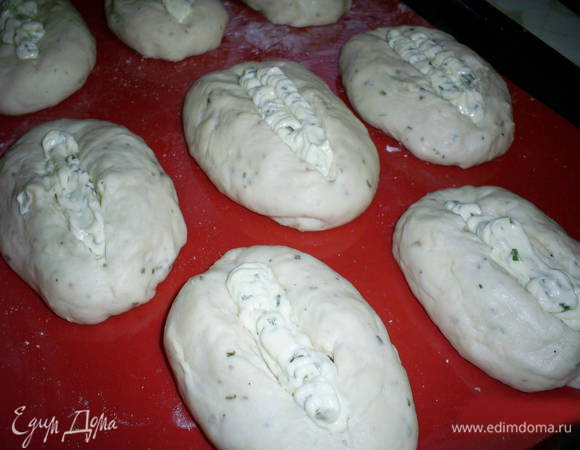 В разрез из кондитерского мешочка выкладываем чесночное масло. Ставим в разогретую до 220-230 градусов духовку и выпекаем 15-20 минут до золотистой корочки. Масло конечно же растает и потечет по булочкам. Не паникуем - все нормально. Оно впитается в булочки и придаст им ароматную хрустящую корочку.