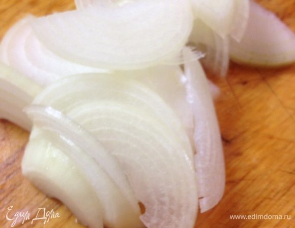Репчатый  лук измельчаем