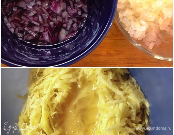 Красный маринуем в слабом растворе уксуса с водой, а белый смешиваем с кабачками, взбитым яйцом, мукой и солью. 