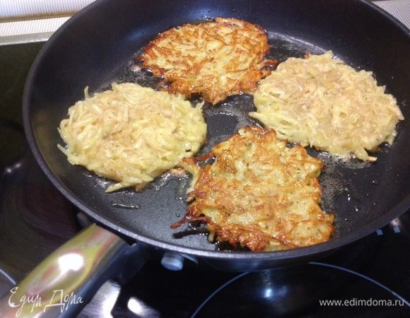 Перемешиваем, формируем маленькие лепешки и обжариваем их с обеих сторон на оливковом масле до золотистой корочки. Выкладываем на тарелку с салфеткой или бумажным полотенцем.