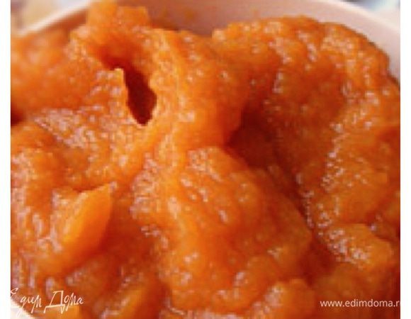 Нарезаем мелкими кубиками и варим с небольшим количеством воды и измельченного мускатного ореха под крышкой минут 5-7. Так же нарезаем сырую морковь и тоже варим 5-7 минут. Все отправляем в блендер и измельчаем. Пюре готово. 