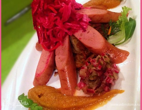 Сначала выкладываем на тарелку теплые лепешки из кабачков, по кругу выкладываем дольки сосисок, сверху выкладываем квашеную капусту с перемешанной мелко порезанной свежей свеклой. Заправку из лука и огурца выкладываем с одной стороны блюда, а яблочно-морковное пюре с другой.  
