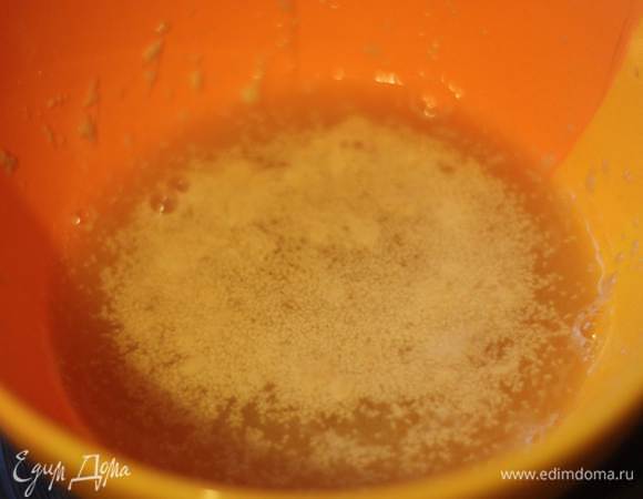 Делаем сначала тесто. Смешаем дрожжи с водой и сахаром. Оставим в теплом месте на 10 минут до появления пены.