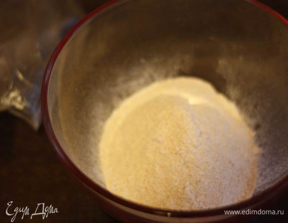 Оба вида муки и соль процеживаем в отдельную миску. Цельнозерновую муку высыпаем не всю, оставляем треть на подсыпку при замесе.