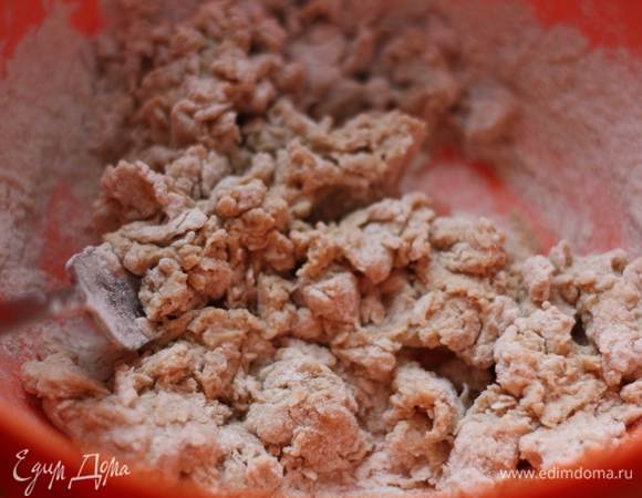 Вымешиваем тесто не менее 5 минут, подсыпая ц\з муку постепенно. Тесто должно стать гладким и эластичным и слегка липнуть к рукам.