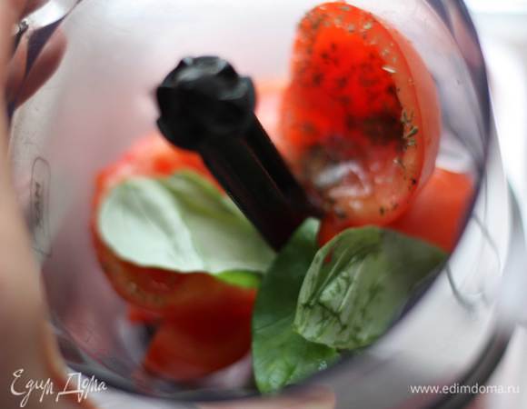 Для соуса. Помидоры порежем, уберем семена, измельчим в блендере вместе с ложкой оливкового масла и сухих трав. Посолим.