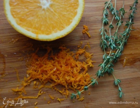 Из апельсины выжать сок (у меня получилось 85 мл) и снять цедру. Чеснок очистить. Тыкву нарезать небольшими кусочками (примерно, со спичечный коробок)
