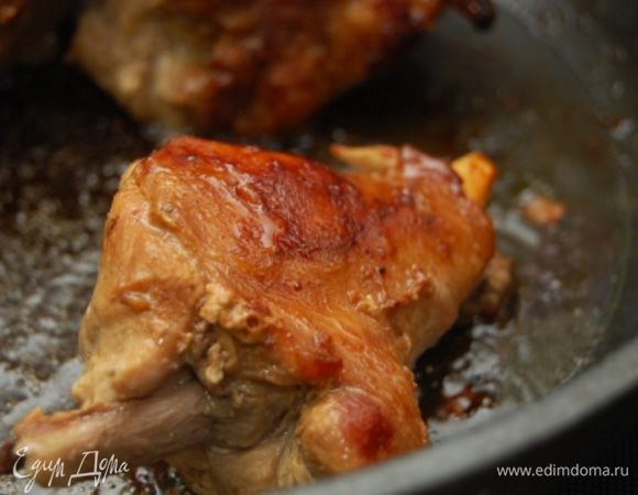 Тушку кролика (у меня часть задней части) нарезать крупными порционными кусками и обжарить.  Еще раз повторяю, что кролик у меня домашний, и  как показывает опыт – немного жестче,  чем магазинный. А потому я дополнительно потушила его в овощном бульоне. Для этого следует выложить кролика на тарелку, сковороду вымыть, влить бульон, довести до кипения, выложить кролика и тушить до полного выпаривания жидкости.    