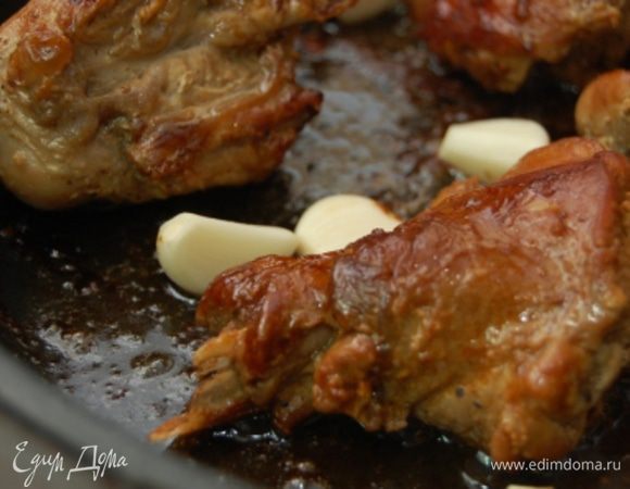 Добавить чеснок и на тихом огне обжаривать  3-4 минуты.  