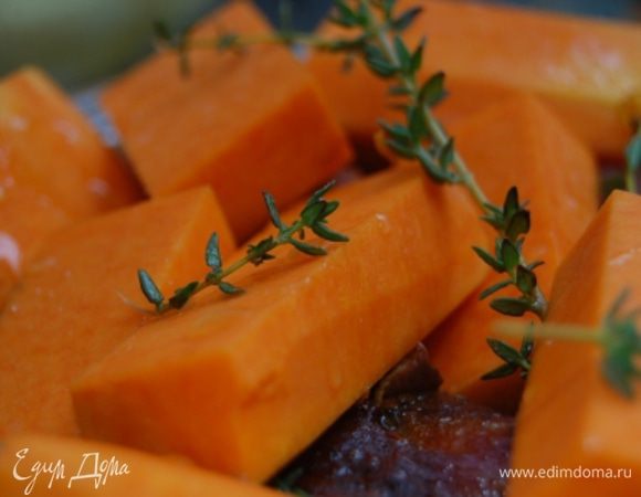 Если посуда жаропрочная – следующий пункт пропустить. У меня – нет, поэтому содержимое сковороды я переложила в форму для запекания, выложила поверх тыкву, сбрызнула её оливковым маслом, накрыла фольгой и запекала примерно 35-40 мин при температуре 180 г. 